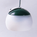 Lampe Camping LED Portable et Rechargeable par USB sur fond gris