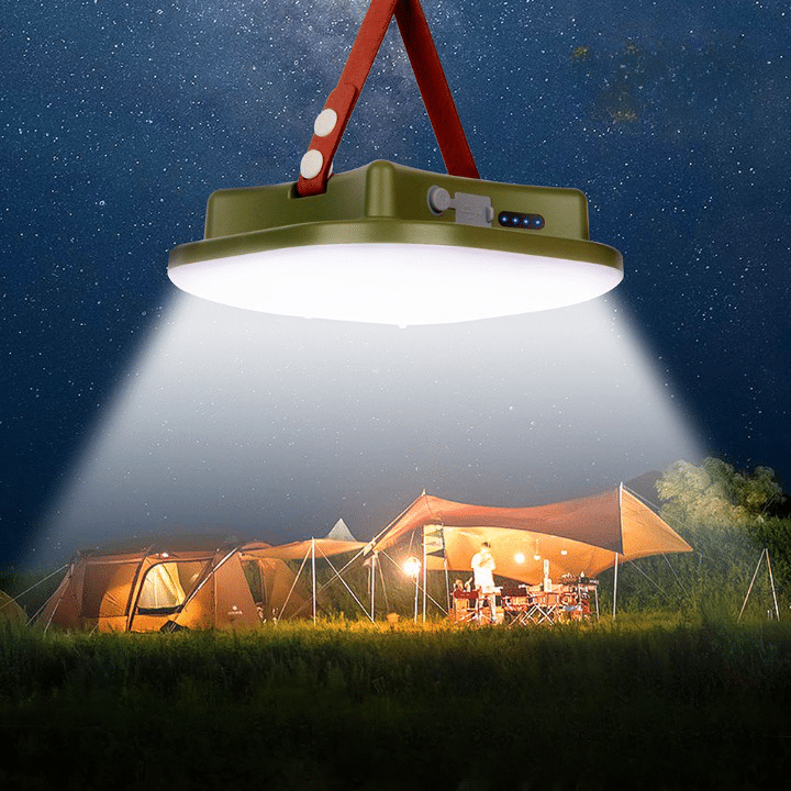 Lampe Camping LED Portable à Trois Sources Lumineuses dans la nuit sur fond d'un bivouac