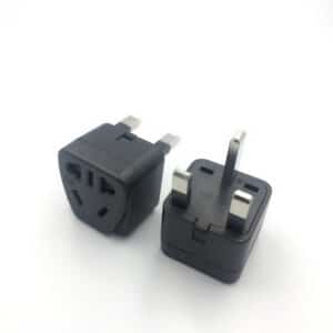 Adaptateur Irlande Noir et Léger en Cuivre sur fond blanc