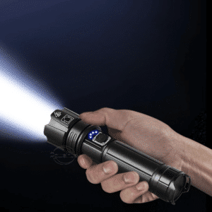 Lampe de Poche Puissante LED avec Zoom Télescopique en Aluminium dans une main sur fond noir