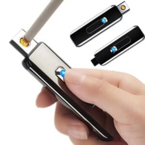 Briquet Électrique au Design de Clé USB tenu dans la main d'une personne sur fond blanc avec une cigarette