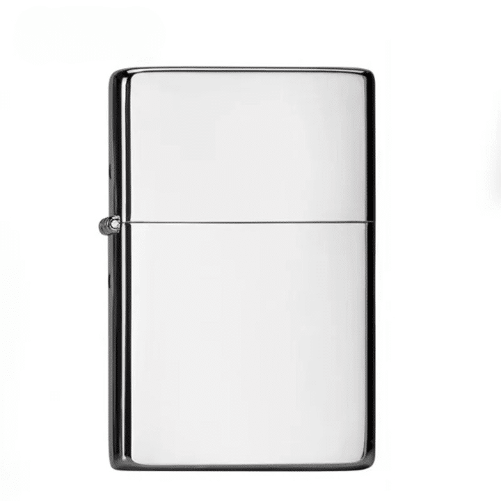 Briquet à Essence Rétro et Coupe-Vent en Métal sur fond blanc