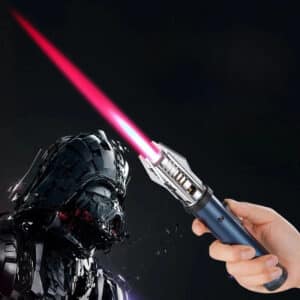 Briquet Tempête de Style Sabre Laser dans la main d'une personne sur fond noir avec un personnage